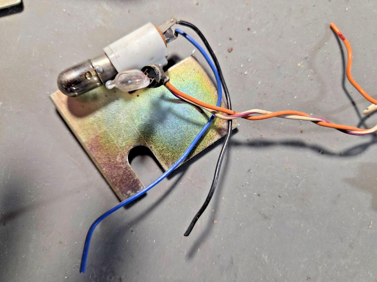 BACK LIGHT FIXTURE W/ BRACKET FOR THE KRIS 23 BASE STATION CB RADIO
