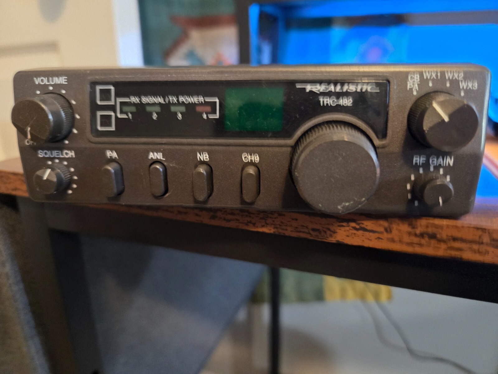 RADIO SHACK REALISTIC TRc-482 40 ch CB W/ 3 WX CH & MIC