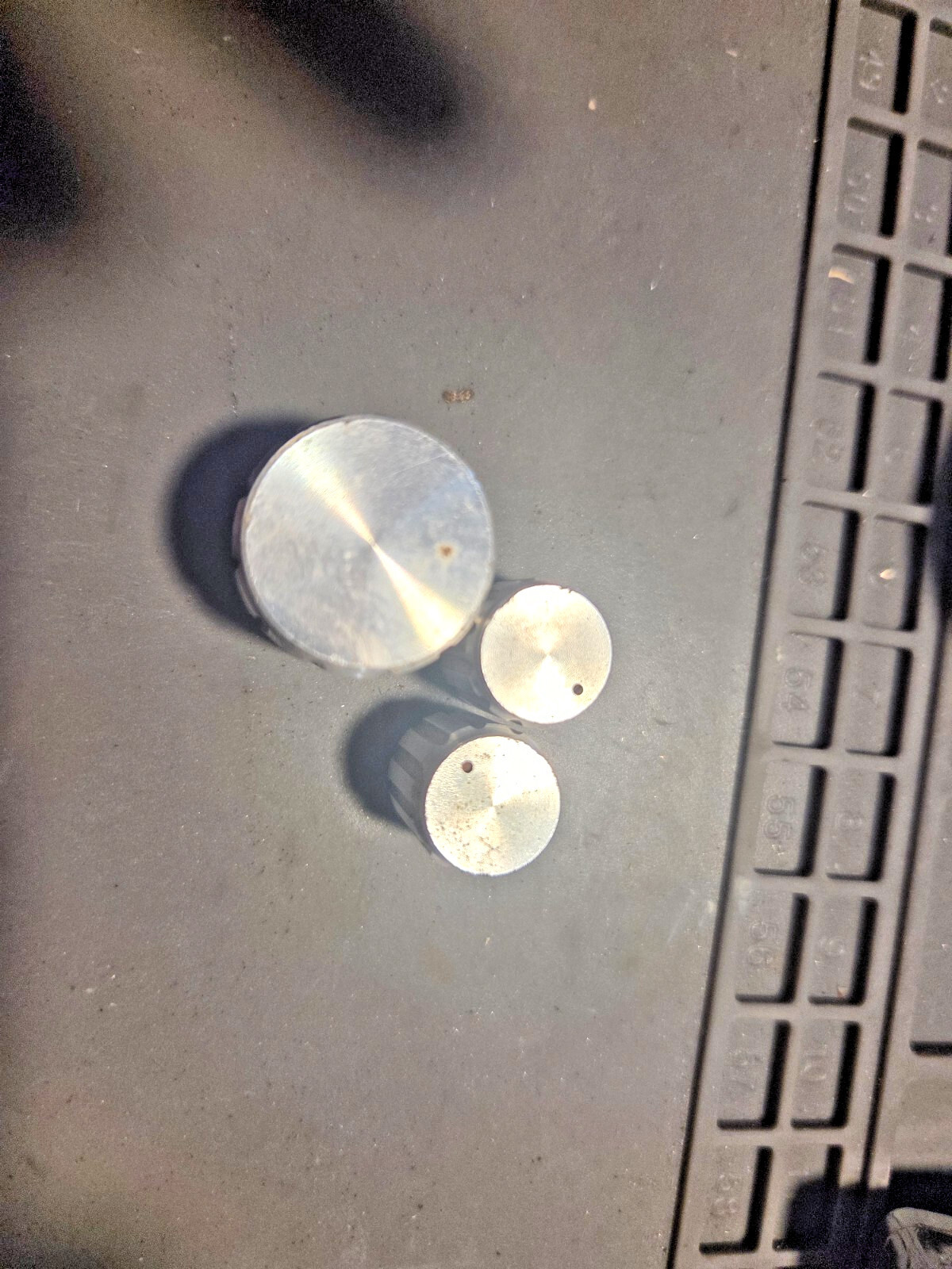 SET OF KNOBS (GOOD CONDITION) FOR SURVEYOR 2400 MOBILE CB RADIIO