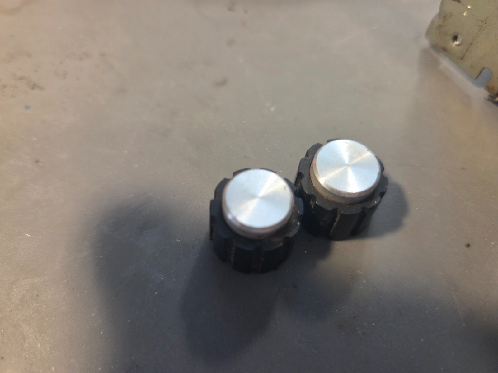 SET OF KNOBS FOR ROSS MOBILE CB RADIO (NO MODEL)